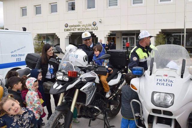 Öğrencilerden Polis Amcalarını Ziyaret