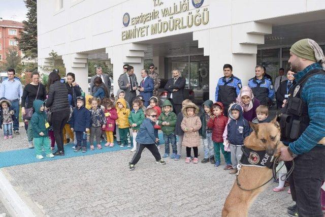 Öğrencilerden Polis Amcalarını Ziyaret