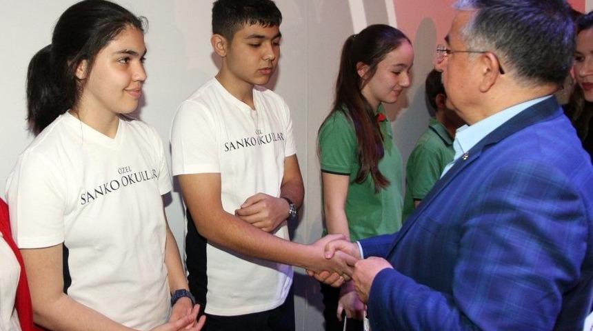 Teog Sınavında Başarılı Olan &Ouml;ğrenciler, &Ouml;d&uuml;llerini Milli Eğitim Bakanı İsmet Yılmaz&rsquo;dan Aldı