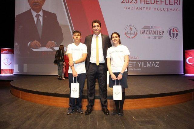 Teog Sınavında Başarılı Olan &Ouml;ğrenciler, &Ouml;d&uuml;llerini Milli Eğitim Bakanı İsmet Yılmaz&rsquo;dan Aldı 1