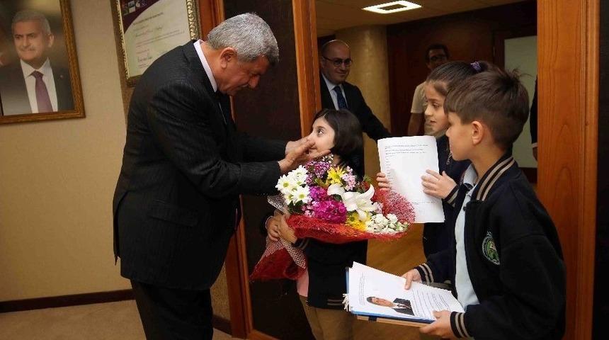 Başkan Karaosmanoğlu, &Ouml;ğrencileri Makamında Ağırladı