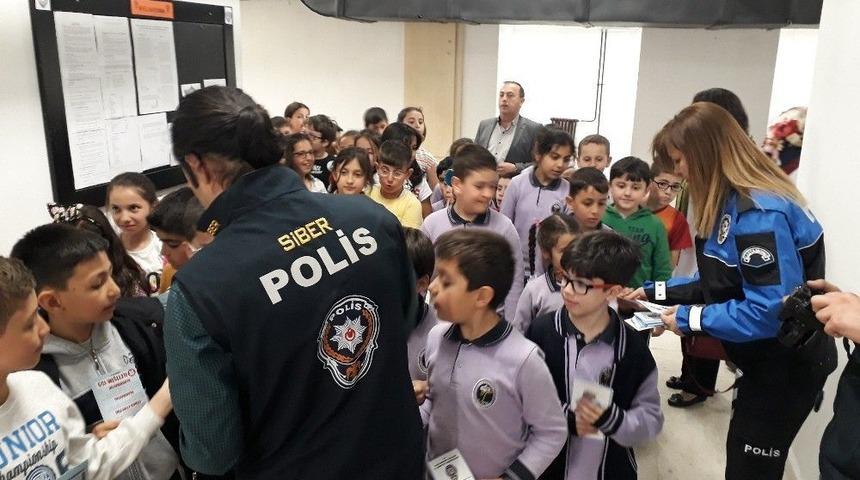 Polis, &Ouml;ğrencileri Sosyal Medya Konusunda Uyardı