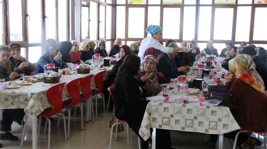 &Ouml;ğrencilerden Yaşlılar Haftasında Anlamlı Kutlama