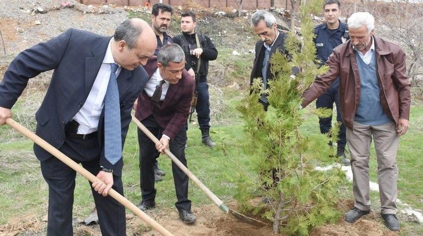 Gen&ccedil; Polisinden Fidan Dikme Etkinliği