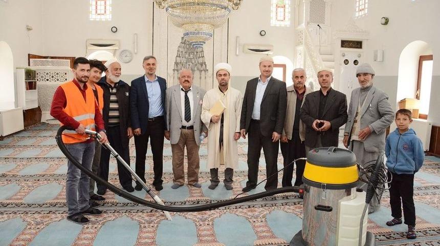 Alaca Belediyesi Camileri Temizliyor