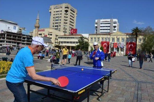 İzmirliler Saat Kulesi Etrafında Masa Tenisi Oynadı