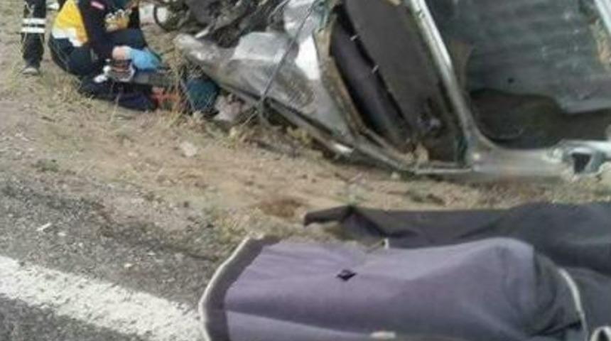 Otomobil İle Kamyon &Ccedil;arpıştı: 2 &Ouml;l&uuml;