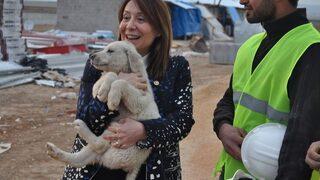 Kadın Milletvekili Günay’ın Köpek Sevgisi