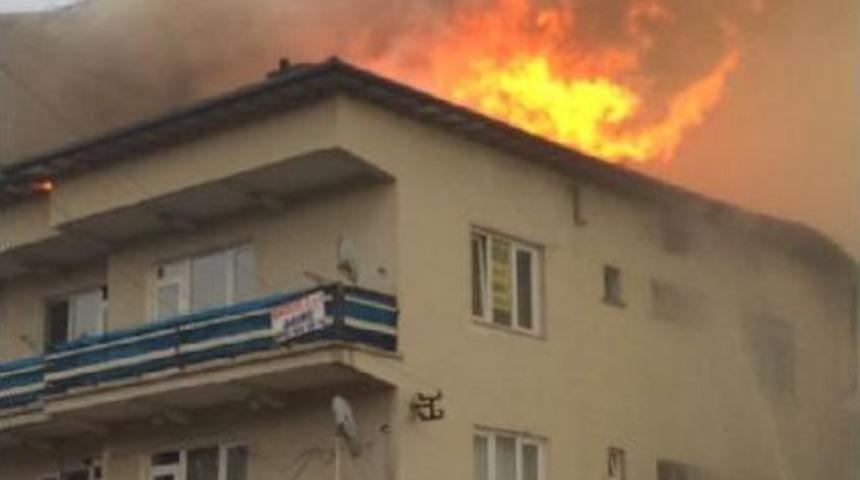 &Ccedil;orum'da 4 Katlı Binanın &Ccedil;atısı Alev Alev Yandı