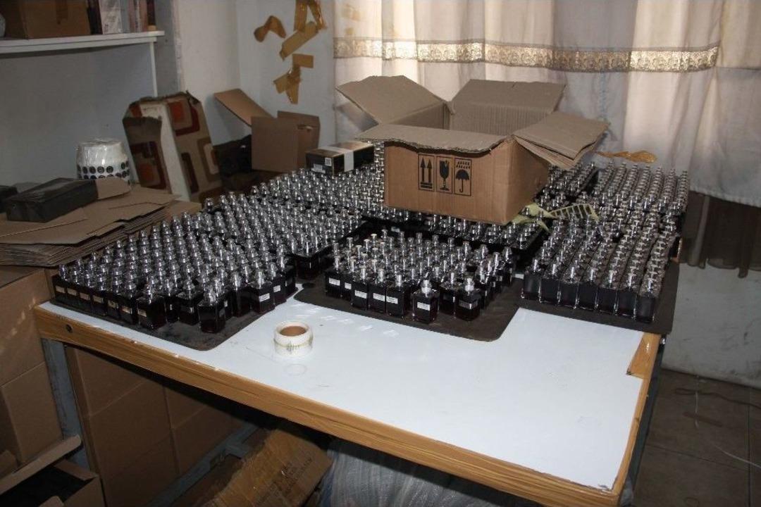 İstanbul&rsquo;da Sahte Parf&uuml;m Operasyonu: 4 G&ouml;zaltı