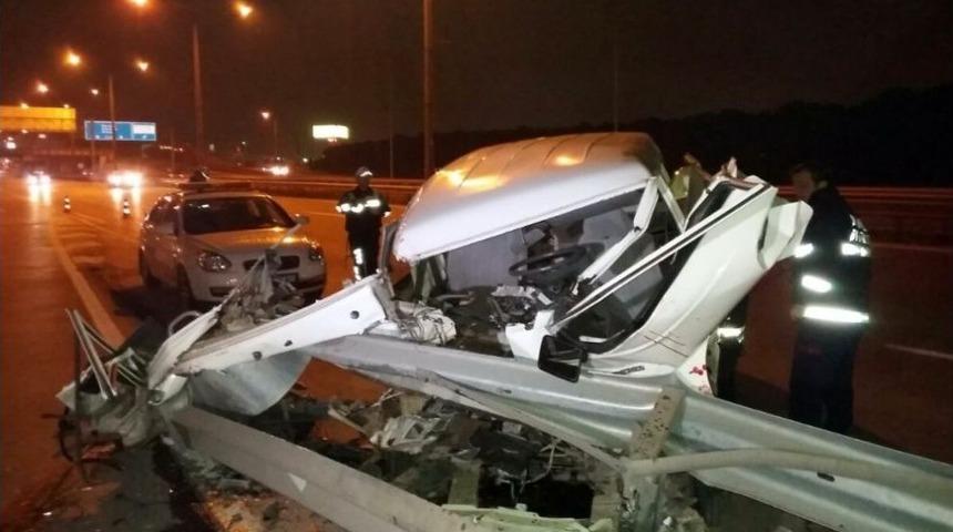 Bariyerlere &Ccedil;arpan Ara&ccedil; Par&ccedil;alandı: 1 Yaralı