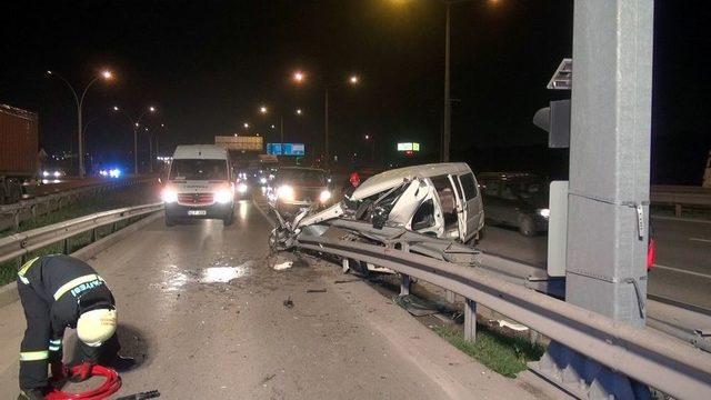 Bariyerlere Çarpan Araç Parçalandı: 1 Yaralı