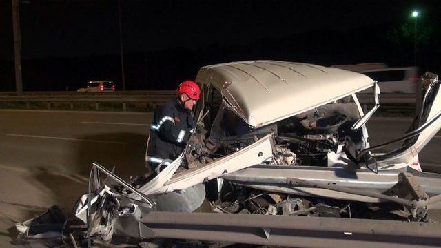 Bariyerlere Çarpan Araç Parçalandı: 1 Yaralı