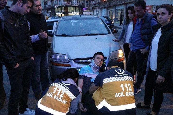 Motosiklet Otomobille Çarpıştı: 2 Yaralı G2