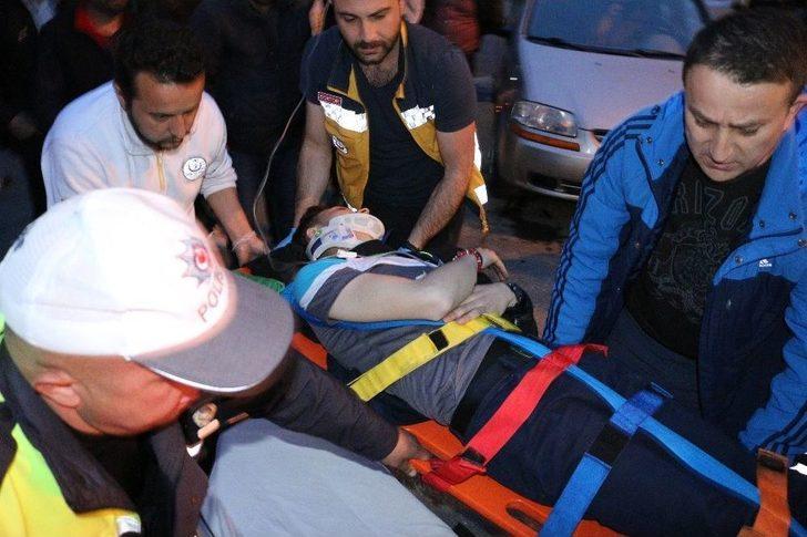 Motosiklet Otomobille Çarpıştı: 2 Yaralı G4