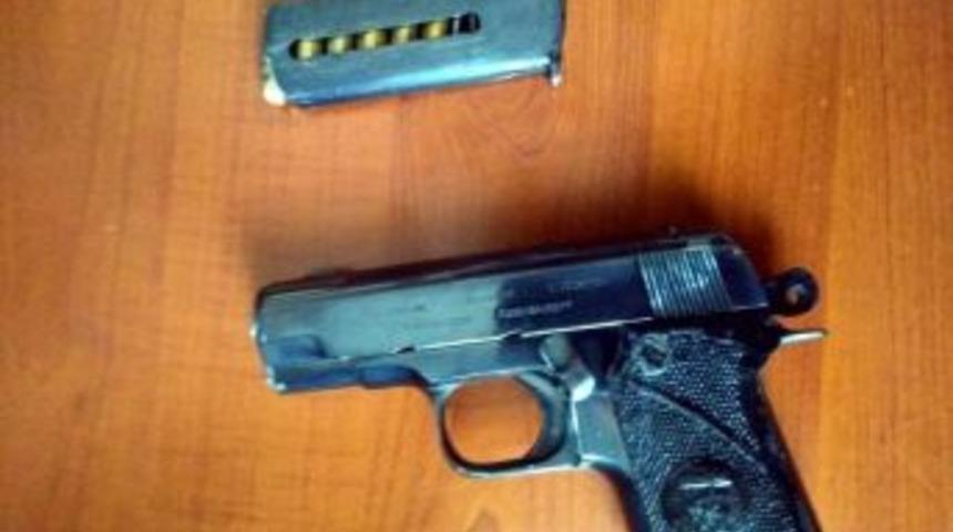 Adliye &Ccedil;evresindeki Ş&uuml;pheli Şahısın &Uuml;zerinden Tabanca &Ccedil;ıktı