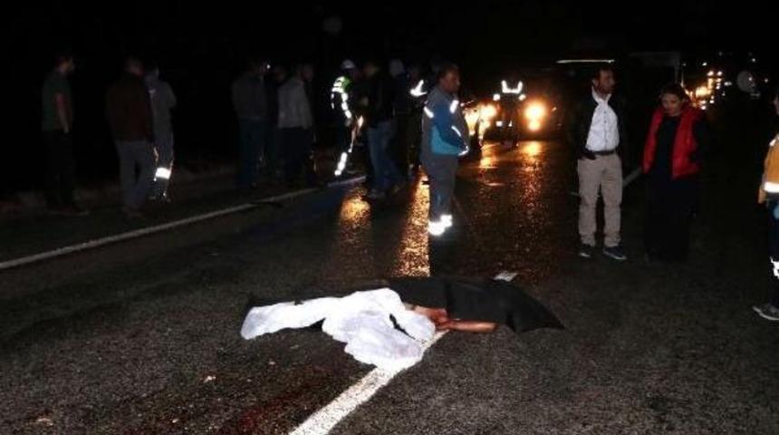 Yolun Karşısına Ge&ccedil;erken Otomobil &Ccedil;arptı, &Ouml;ld&uuml;