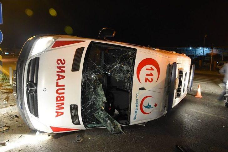 Ambulans İle Otomobil Çarpıştı: 4 Yaralı