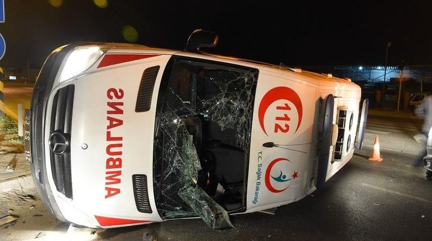 Ambulans İle Otomobil &Ccedil;arpıştı: 4 Yaralı