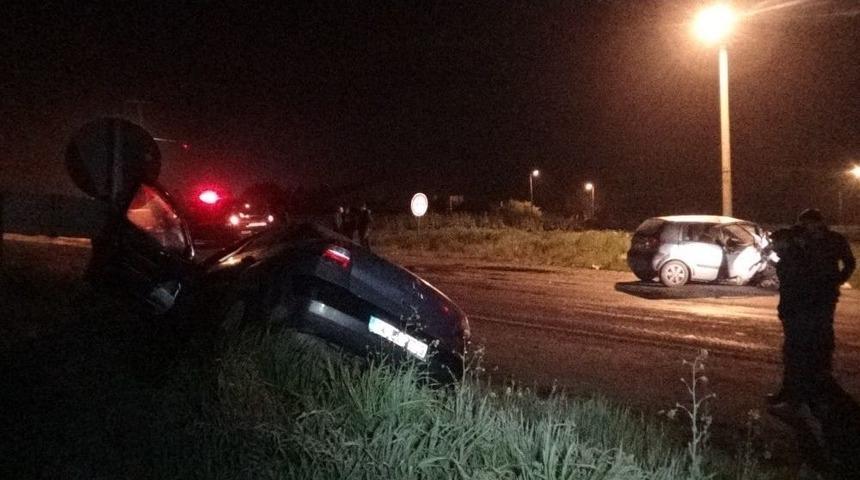 İki Ara&ccedil; Kafa Kafaya &Ccedil;arpıştı: 4 Yaralı