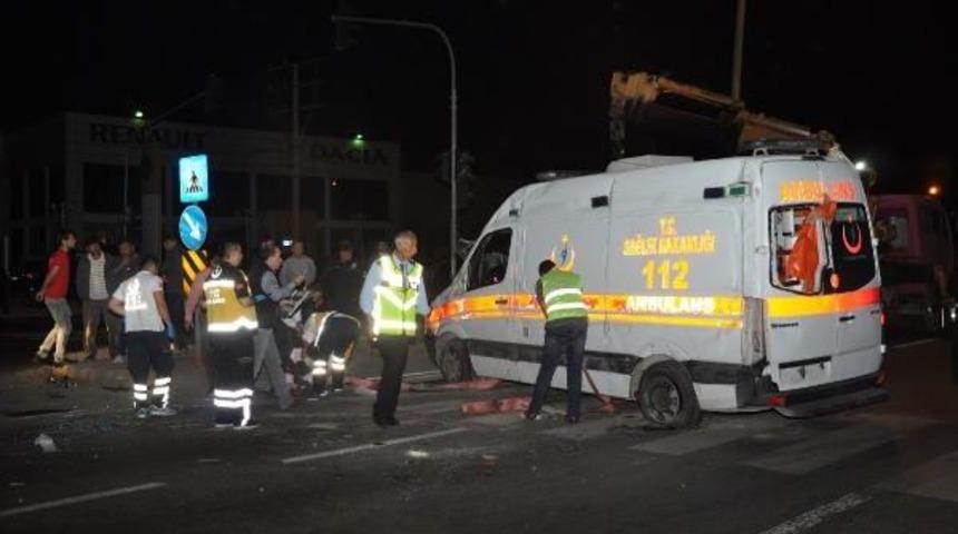 Tarsus&rsquo;Ta Ambulans Ile Otomobil &Ccedil;arpıştı: 4 Yaralı