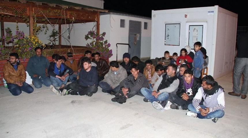 Alanya A&ccedil;ıklarında Denizde Mahsur Kalan 30 Ka&ccedil;ak G&ouml;&ccedil;men Yakalandı