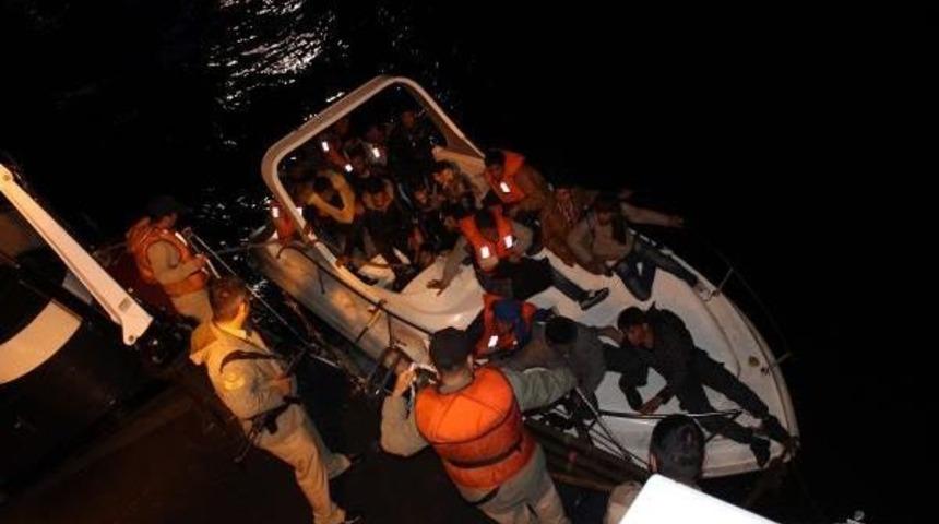 Antalya'da Denizde 30 Ka&ccedil;ak Yakalandı (2)