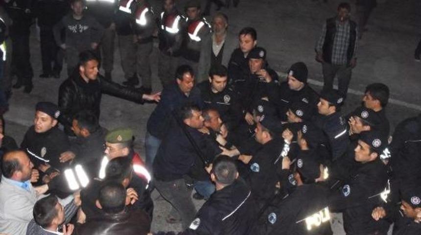 1 Kişinin &Ouml;ld&uuml;ğ&uuml; Kazanın Ardından Mahalleli Yolu Ulaşıma Kapadı