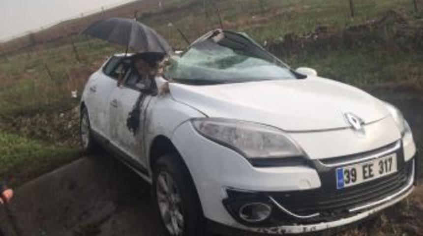 Kaza Sonrası Otomobilde Sıkışan Yaralıya &Ccedil;evredeki Vatandaşlardan Şemsiyeli Yardım