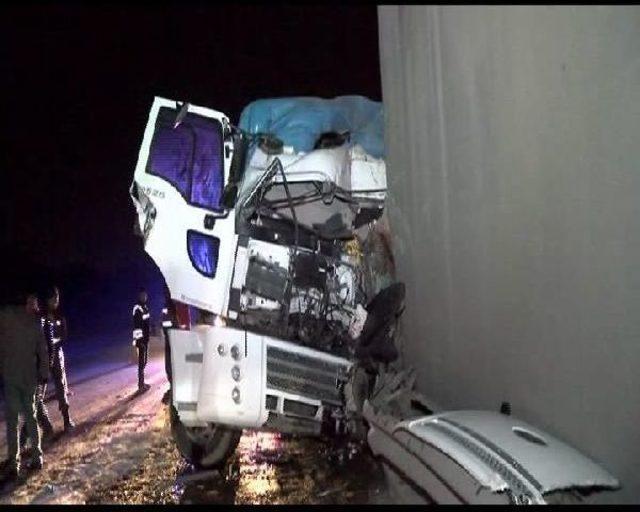 &Ccedil;atalca da Trafik Kazası: 1 &Ouml;l&uuml; 2