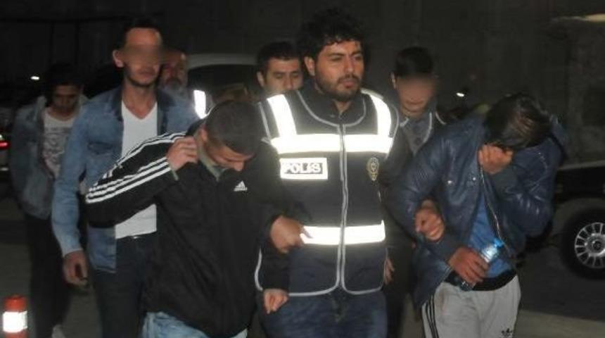 Afgan Gen&ccedil;leri Kavga Ettikleri Suriyeliler Zannedip Bı&ccedil;aklamışlar