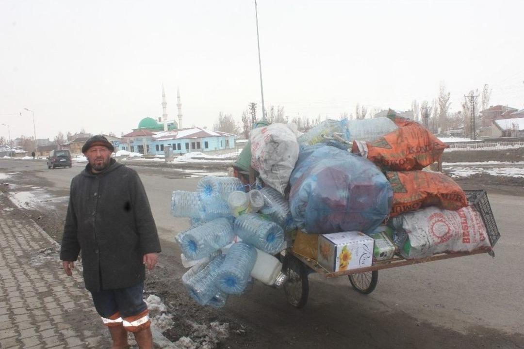 Ağrı&rsquo;da Hurdacılık Yaparak Ailesini Ge&ccedil;indiriyor