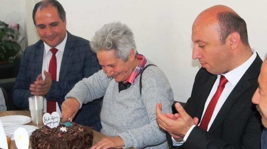 Ayvalık Meb&rsquo;den Ayvalık&rsquo;ın &lsquo;fatma Annesi&rsquo;ne Doğum G&uuml;n&uuml; S&uuml;rprizi