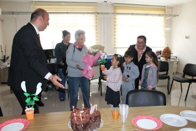 Ayvalık Meb’den Ayvalık’ın ‘fatma Annesi’ne Doğum Günü Sürprizi