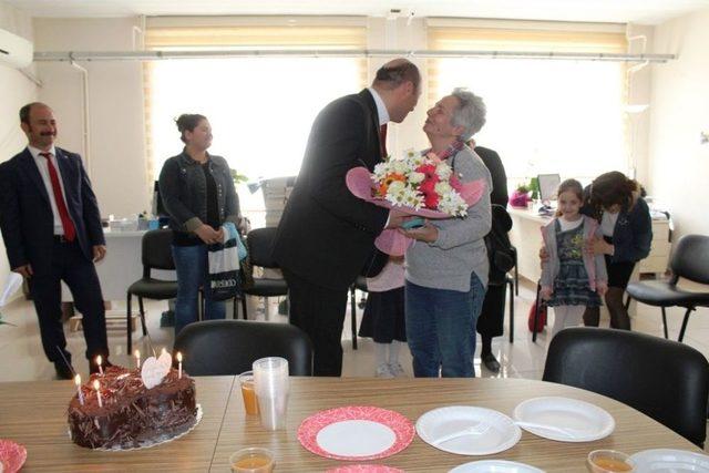 Ayvalık Meb’den Ayvalık’ın ‘fatma Annesi’ne Doğum Günü Sürprizi