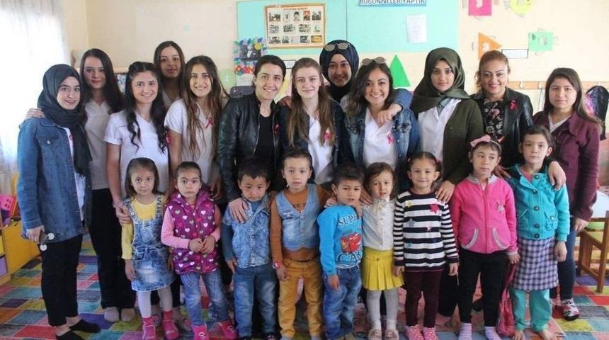 &Uuml;niversiteliler Sosyal Sorumluluk Dersi Kapsamında Eğitim Verdi