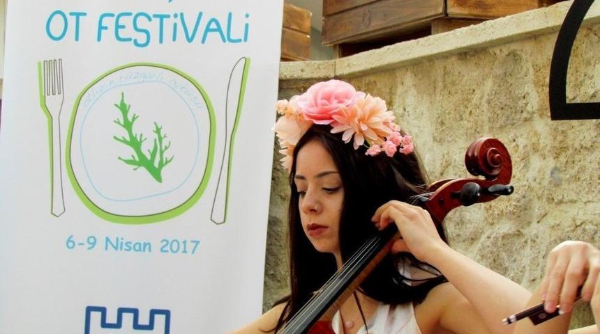 Ala&ccedil;atı&rsquo;nın B&uuml;y&uuml;l&uuml; Atmosferinde Festival Kokteyli