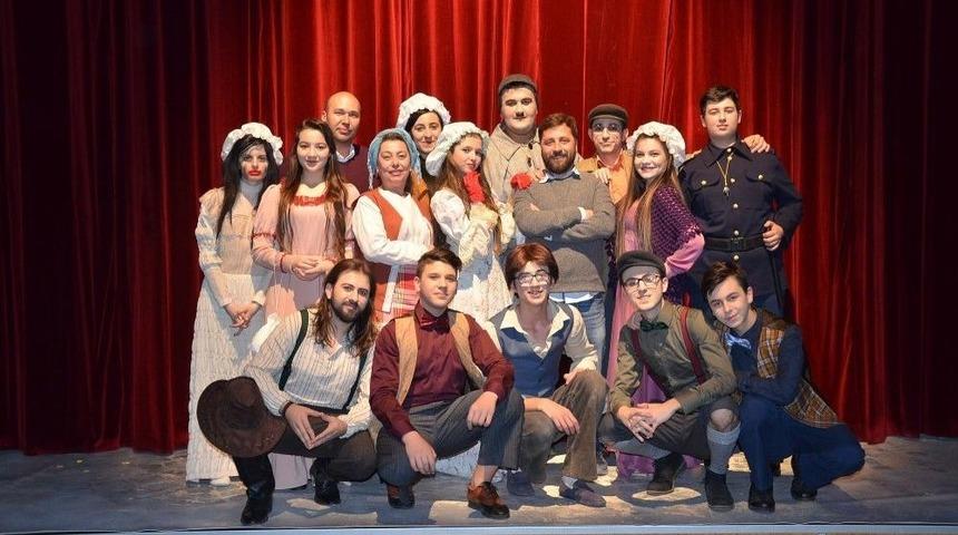 Boz&uuml;y&uuml;k Belediyesi Tiyatro Topluluğu&rsquo;nun Sahnelediği &ldquo;kulaktan Kulağa&rdquo; Adlı Oyunu Bin 600 Kişi İzledi