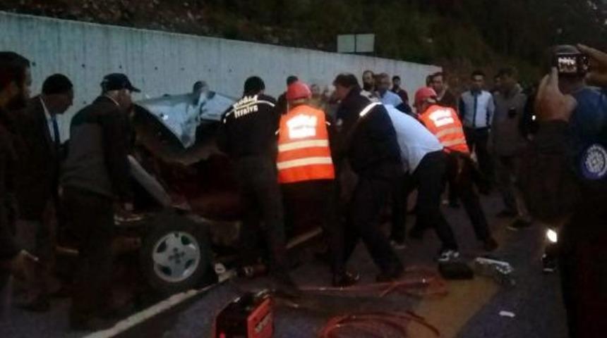 Otomobil Beton Duvara &Ccedil;arptı: 2 Yaralı