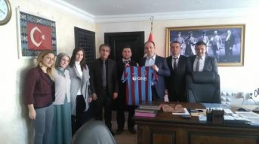 Trabzonlu &Ouml;ğretmenler Kaymakam Şener&rsquo;e Forma Hediye Etti