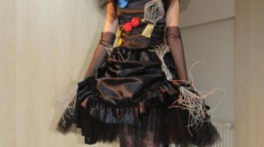 Atık Malzemeden Yaptıkları Kıyafetleri Defilede Sergilediler