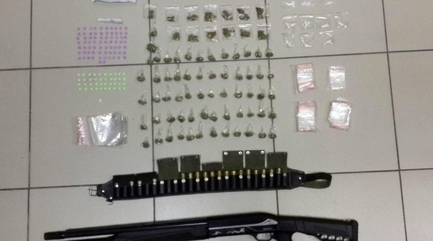 İzmir&rsquo;de 6 Adrese Eş Zamanlı Uyuşturucu Operasyonu: 17 G&ouml;zaltı