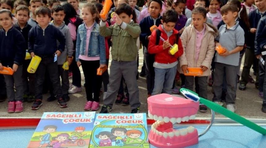 Ertuğrul Gazi İlkokulunda Diş Seti Ve Sağlıklı Yaşam Dergisi Dağıtımı