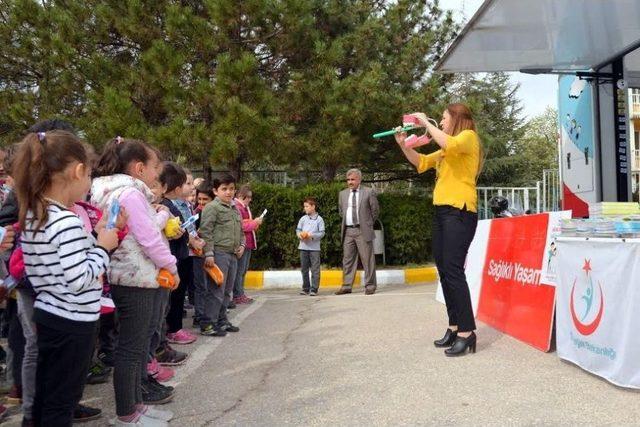 Ertuğrul Gazi İlkokulunda Diş Seti Ve Sağlıklı Yaşam Dergisi Dağıtımı