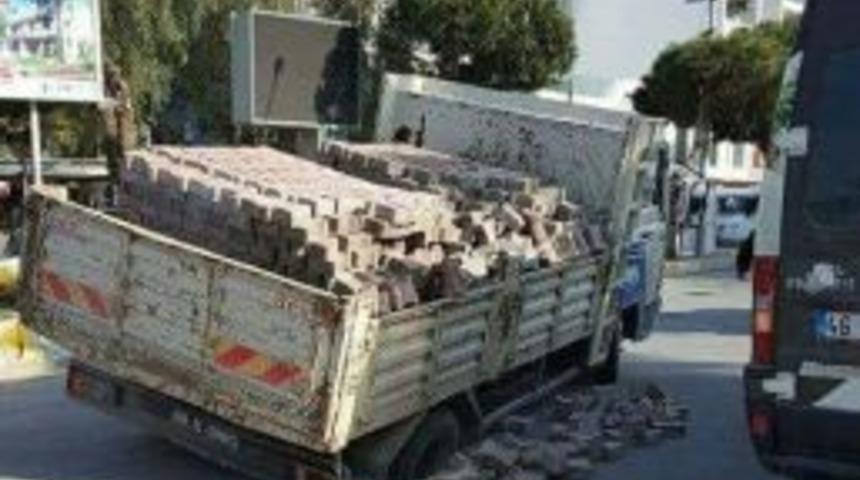 Belediyenin Kamyonu &Ccedil;&ouml;ken Yola Saplandı