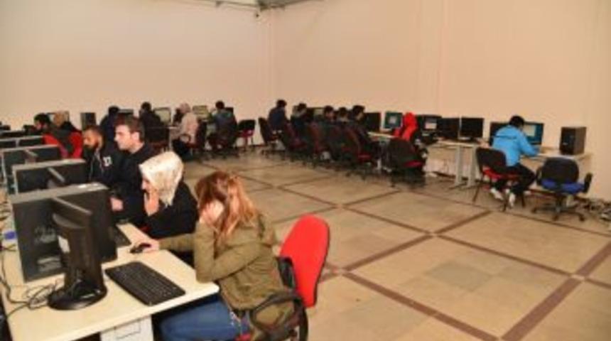 Kursiyerler Bilgisayar Donanımlarını &Ouml;ğreniyor