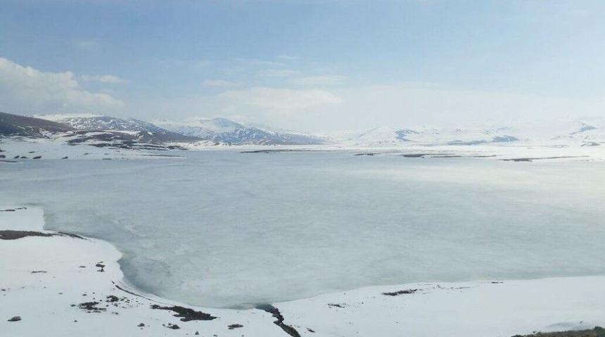 Baraj G&ouml;leti Nisan Ayında Buz Tuttu