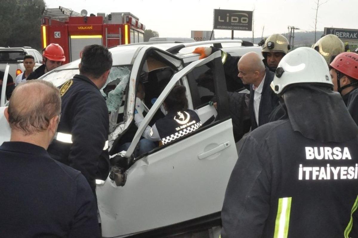 Karayolları Aracına &Ccedil;arpan Doktorlar Ara&ccedil;ta Sıkıştı