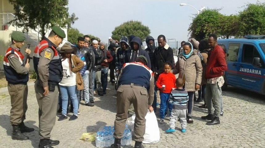 İzmir&rsquo;de G&ouml;&ccedil;men Ka&ccedil;ak&ccedil;ılığı Operasyonunda 46 G&ouml;&ccedil;men Yakalandı