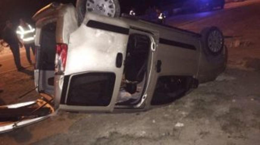 G&ouml;&ccedil;menleri Taşıyan Otomobil Kaza Yaptı